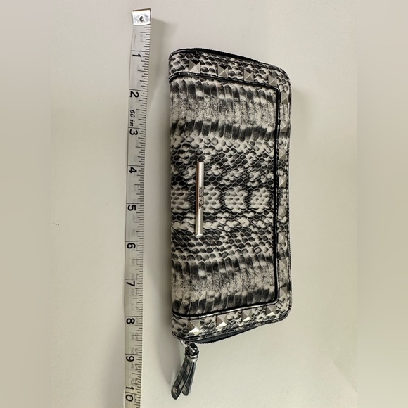 Nine West Wallet, snake skin style pattern, several compartments. - Picture 9 of 12
